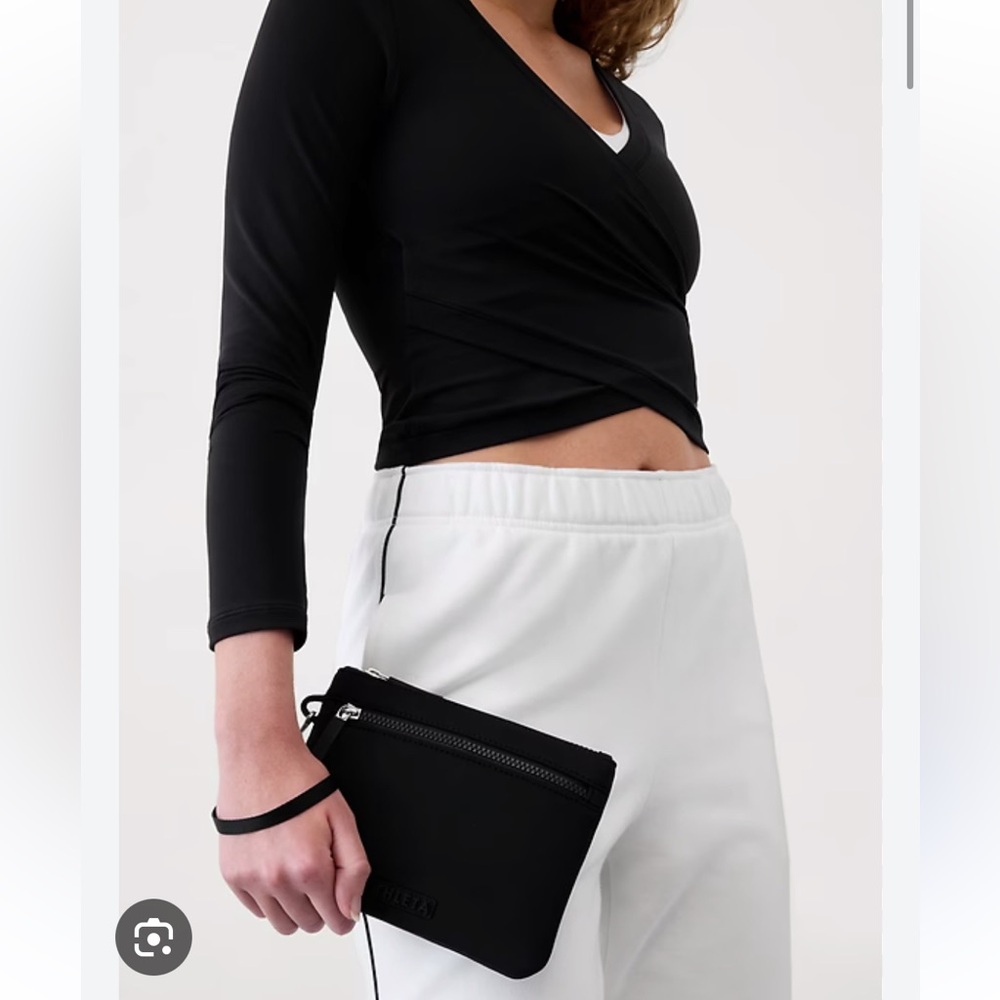 {NWT} Athleta Diem Pouch in Black